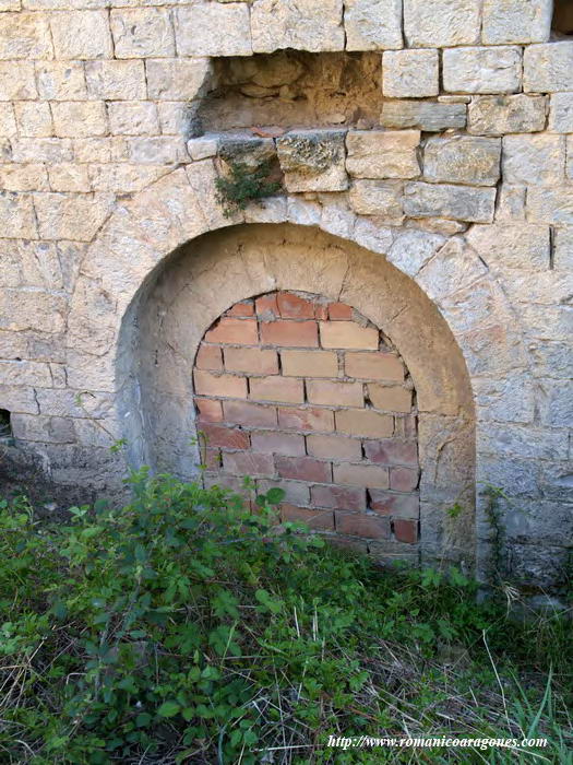 PORTDA CEGADA DE ACCESO AL CLAUSTRO EN EL MURO NORTE